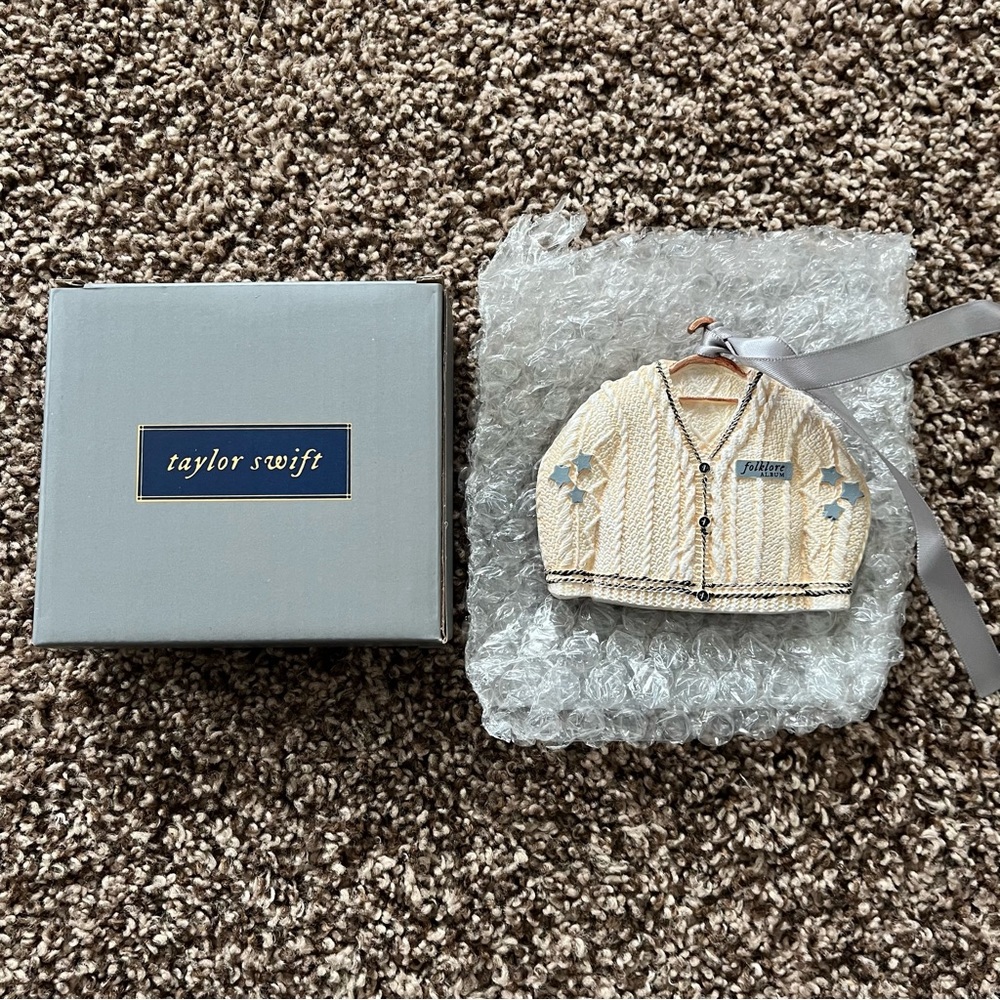 NEW Taylor Swift Cardigan Ornament Christmas - Picture 4 of 9